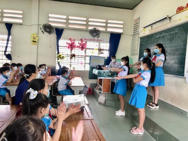 Các em học sinh biểu diễn tiết mục Vũ điệu rửa tay - Ghen cô Vy